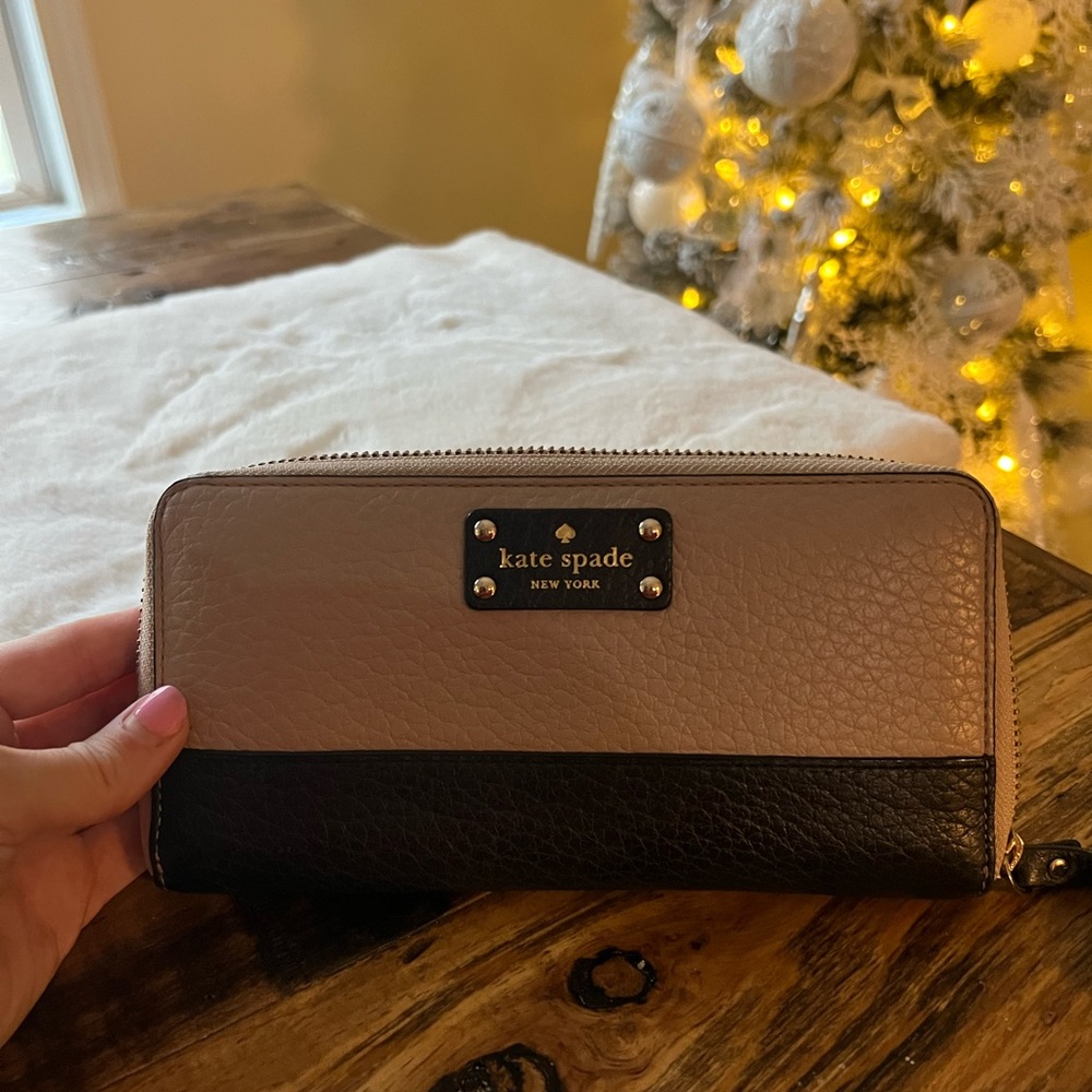 kate spade beige and black wallet